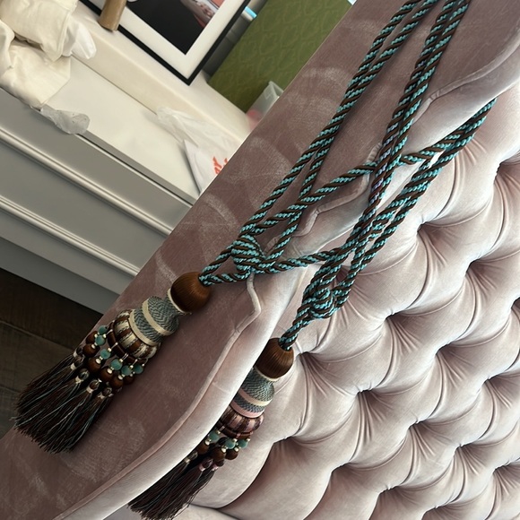 SET OF 2 DRAPE TIES WITH TASSELS - Picture 14 of 17